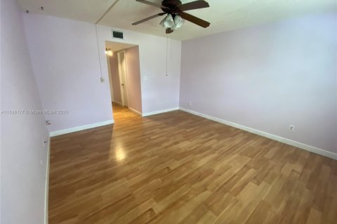 Condo in Tamarac, Florida, 2 bedrooms  № 1305966 - photo 11