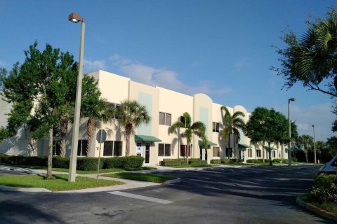 Commercial property in Lake Worth, Florida № 976317 - photo 1