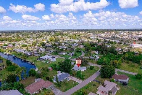 House in Port Charlotte, Florida 3 bedrooms, 122.45 sq.m. № 1377943 - photo 8