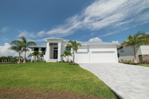 House in Punta Gorda, Florida 3 bedrooms, 206.61 sq.m. № 1323390 - photo 2