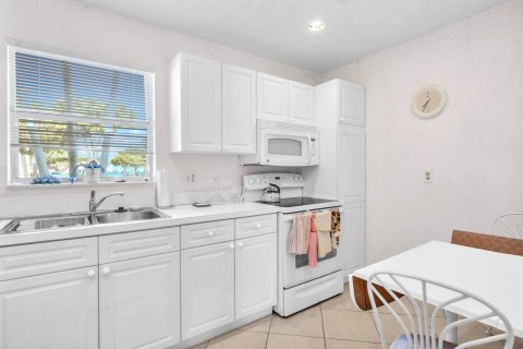 Condo in West Palm Beach, Florida, 1 bedroom  № 1146538 - photo 13