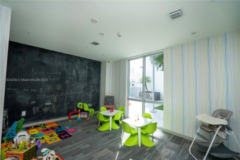 Condominio en venta en Miami, Florida, 3 dormitorios, 118.26 m2 № 990269 - foto 18