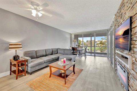 Condo in Tamarac, Florida, 2 bedrooms  № 1294134 - photo 7