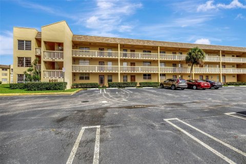 Condo in Tamarac, Florida, 2 bedrooms  № 1294134 - photo 1