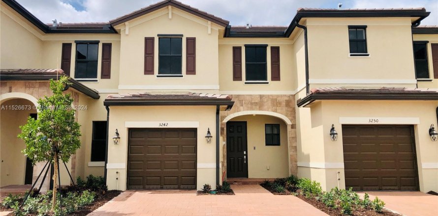 Townhouse in Hialeah, Florida 3 bedrooms, 127.83 sq.m. № 989088