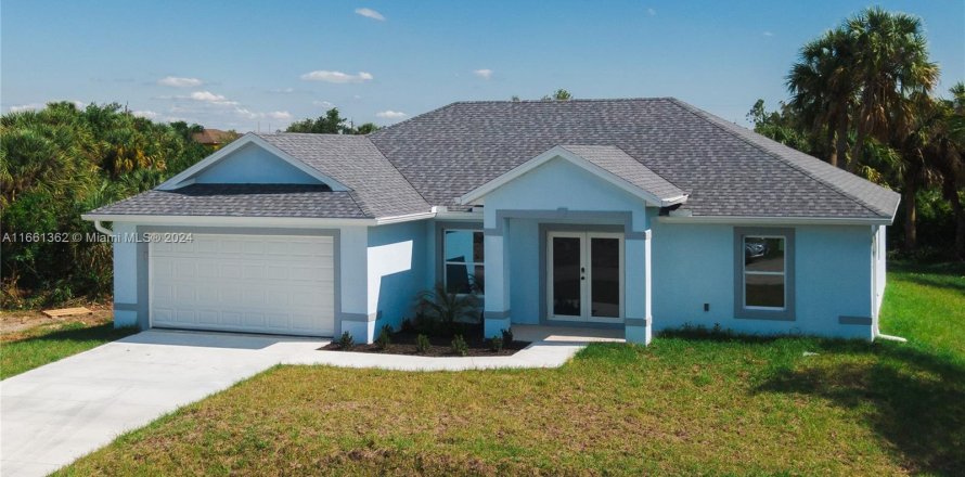 House in Port Charlotte, Florida 3 bedrooms, 142.51 sq.m. № 1367492