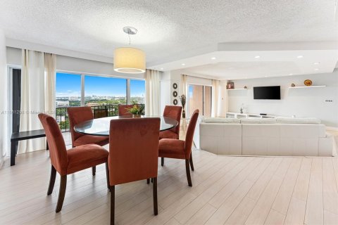 Condominio en alquiler en Miami, Florida, 2 dormitorios, 181.16 m2 № 1367449 - foto 6