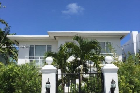 Купить коммерческую недвижимость в Майами-Бич, Флорида 456.06м2, № 749908 - фото 1