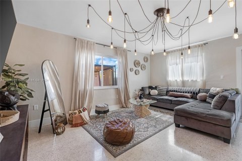 Villa ou maison à vendre à Miami, Floride: 4 chambres, 213.86 m2 № 1380098 - photo 3