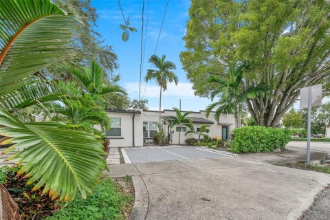 Villa ou maison à vendre à Miami, Floride: 5 chambres, 208.01 m2 № 1380134 - photo 1