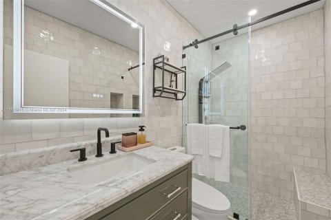 Casa en venta en Miami, Florida, 5 dormitorios, 208.01 m2 № 1380134 - foto 13