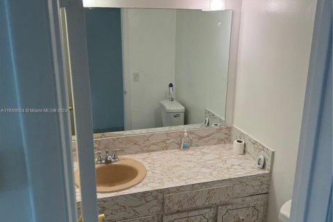 Condo in Miami, Florida, 1 bedroom  № 1385959 - photo 2