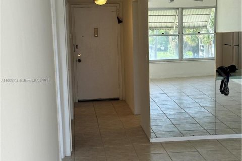 Condo in Miami, Florida, 1 bedroom  № 1385959 - photo 8