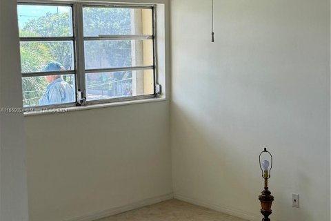 Condo in Miami, Florida, 1 bedroom  № 1385959 - photo 10