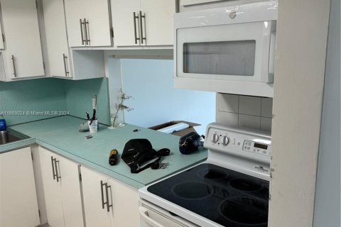 Condo in Miami, Florida, 1 bedroom  № 1385959 - photo 1