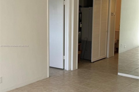 Condo in Miami, Florida, 1 bedroom  № 1385959 - photo 7