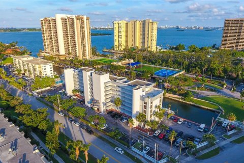 Condo in Miami, Florida, 1 bedroom  № 1385956 - photo 5