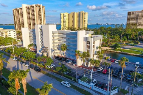 Condo in Miami, Florida, 1 bedroom  № 1385956 - photo 4