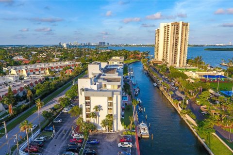 Condo in Miami, Florida, 1 bedroom  № 1385956 - photo 3