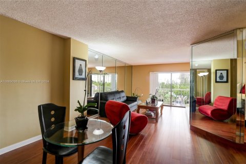 Condo in Miami, Florida, 1 bedroom  № 1385956 - photo 12