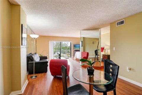 Condo in Miami, Florida, 1 bedroom  № 1385956 - photo 9