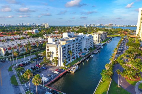 Condo in Miami, Florida, 1 bedroom  № 1385956 - photo 1