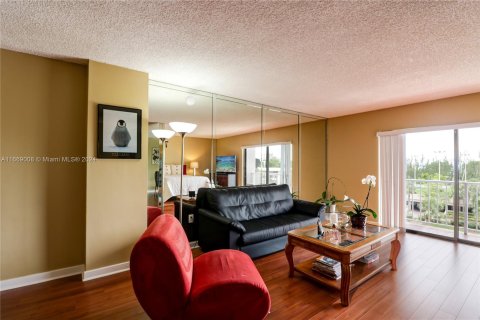 Condo in Miami, Florida, 1 bedroom  № 1385956 - photo 11