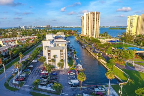 Condo in Miami, Florida, 1 bedroom  № 1385956 - photo 2