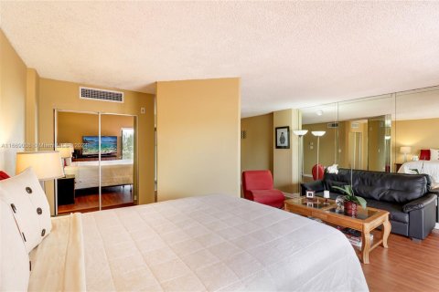 Condo in Miami, Florida, 1 bedroom  № 1385956 - photo 17