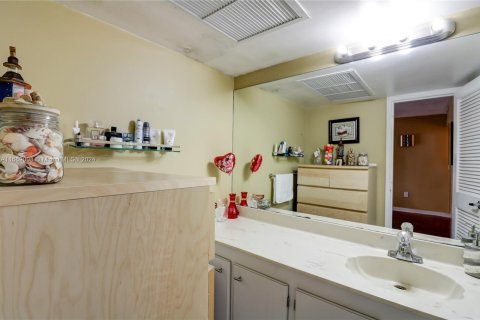 Condo in Miami, Florida, 1 bedroom  № 1385956 - photo 21