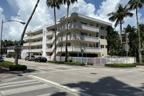 Condo in Miami Beach, Florida  № 1385957 - photo 1