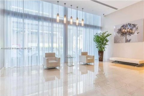 Condominio en alquiler en Miami, Florida, 2 dormitorios, 99.96 m2 № 1385958 - foto 1