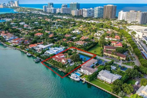 Villa ou maison à vendre à Bal Harbour, Floride: 4 chambres, 547.57 m2 № 909726 - photo 3