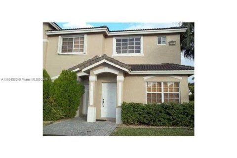 Townhouse in Doral, Florida 2 bedrooms, 136.57 sq.m. № 1101416 - photo 1