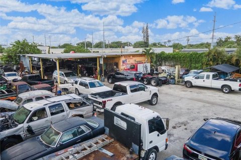 Commercial property in North Miami, Florida № 815384 - photo 2