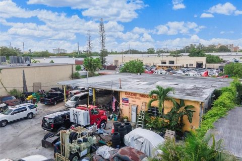 Commercial property in North Miami, Florida № 815384 - photo 1