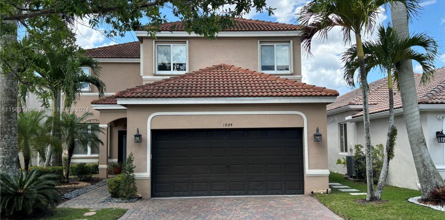 Casa en Weston, Florida 5 dormitorios, 248.23 m2 № 1100455