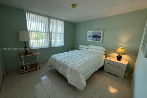 Condo in Margate, Florida, 2 bedrooms  № 832721 - photo 11
