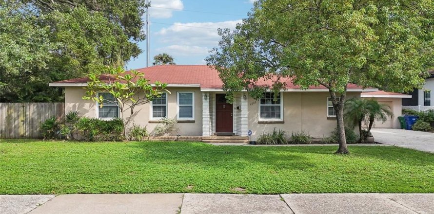 House in Tampa, Florida 4 bedrooms, 125.7 sq.m. № 1392946