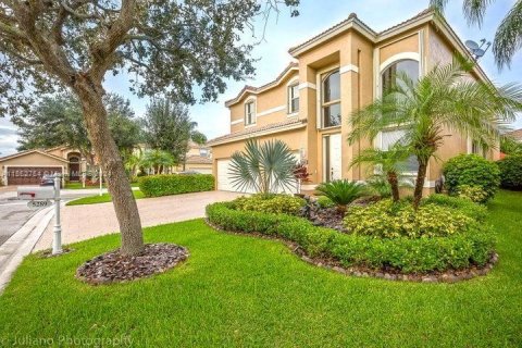 House in Coral Springs, Florida 5 bedrooms, 305.65 sq.m. № 1226250 - photo 1