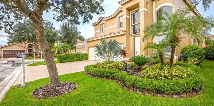 Casa en Coral Springs, Florida 5 dormitorios, 305.65 m2 № 1226250