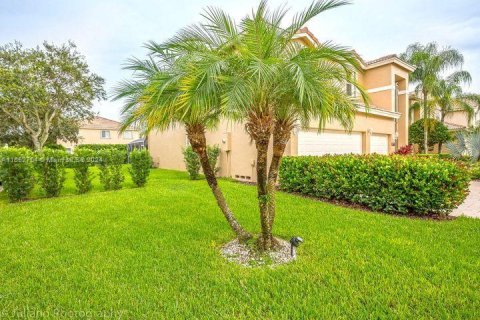 House in Coral Springs, Florida 5 bedrooms, 305.65 sq.m. № 1226250 - photo 6