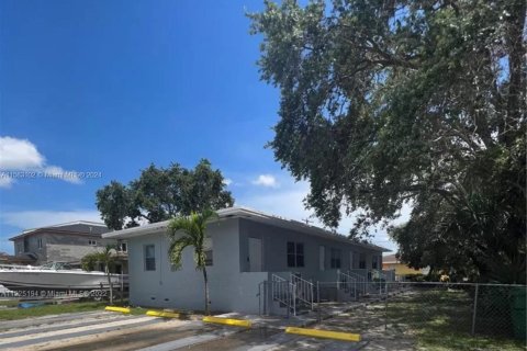 Propiedad comercial en venta en Opa-locka, Florida, 185.15 m2 № 1162541 - foto 1