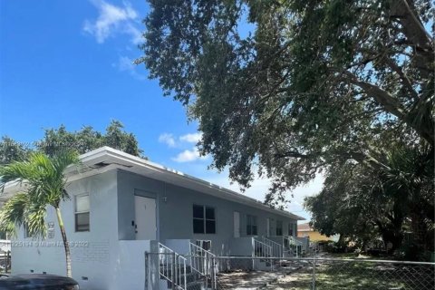 Propiedad comercial en venta en Opa-locka, Florida, 185.15 m2 № 1162541 - foto 2