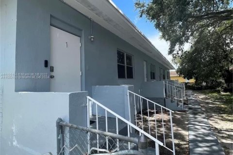 Propiedad comercial en venta en Opa-locka, Florida, 185.15 m2 № 1162541 - foto 3