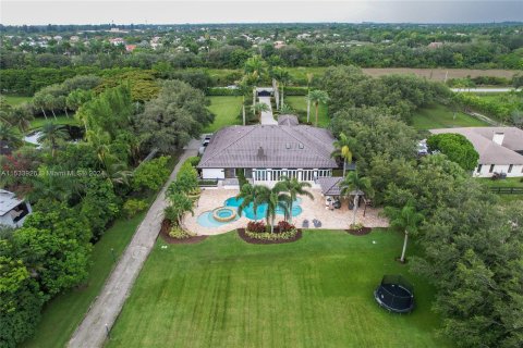 Casa en venta en Southwest Ranches, Florida, 5 dormitorios, 388.05 m2 № 1011458 - foto 3