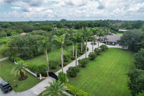 Villa ou maison à vendre à Southwest Ranches, Floride: 5 chambres, 388.05 m2 № 1011458 - photo 2