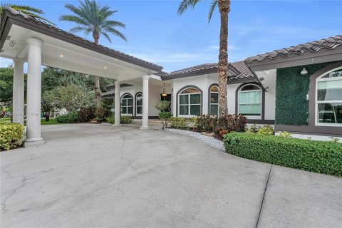 Casa en venta en Southwest Ranches, Florida, 5 dormitorios, 388.05 m2 № 1011458 - foto 14