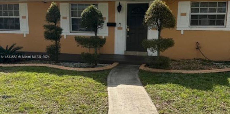 House in Miami Gardens, Florida 3 bedrooms, 131.83 sq.m. № 1009027