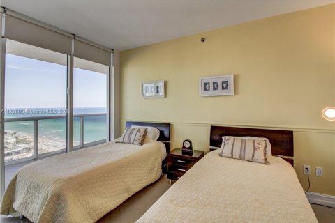 Condo in Hallandale Beach, Florida, 2 bedrooms  № 11187 - photo 9